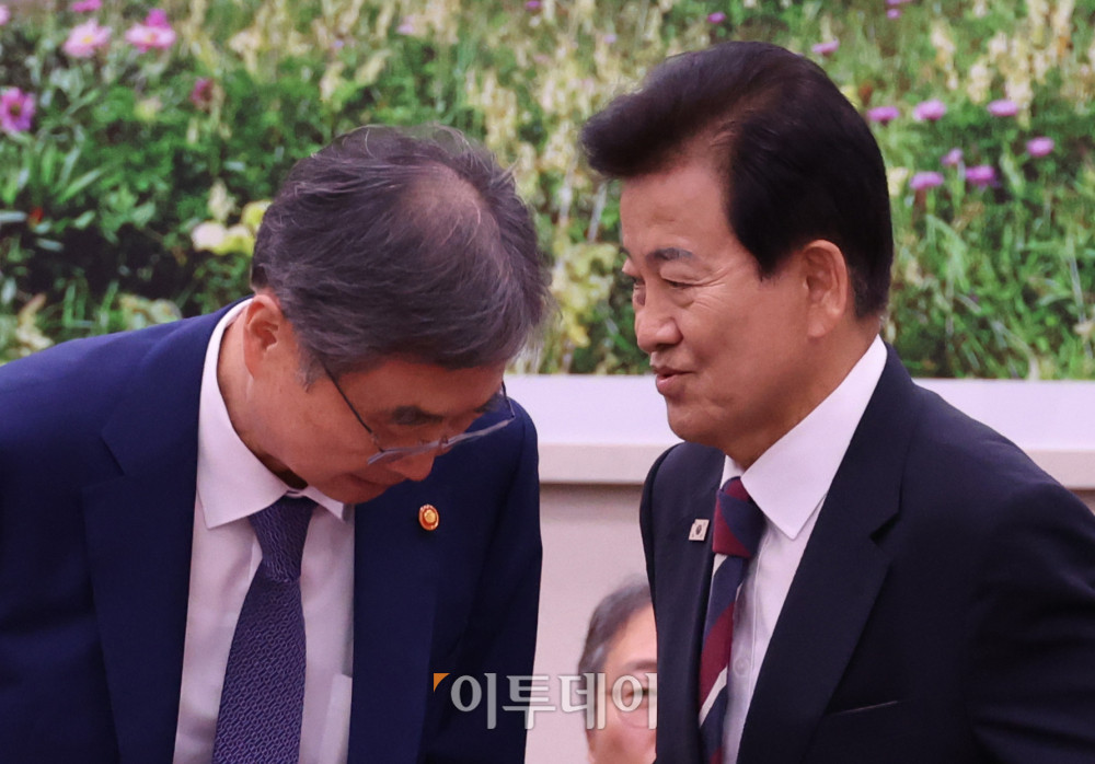 ▲정동영(오른쪽) 통일부 장관과 조현 외교부 장관이 20일 서울 여의도 국회에서 열린 외교통일위원회 전체회의에서 대화를 하고 있다. 고이란 기자 photoeran@