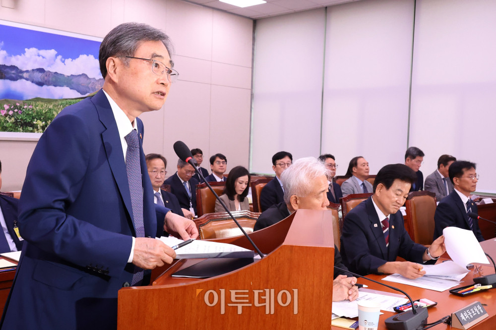 ▲조현 외교부 장관이 20일 서울 여의도 국회에서 열린 외교통일위원회 전체회의에서 2024년도 결산보고를 하고 있다. 오른쪽은 정동영 통일부 장관. 고이란 기자 photoeran@