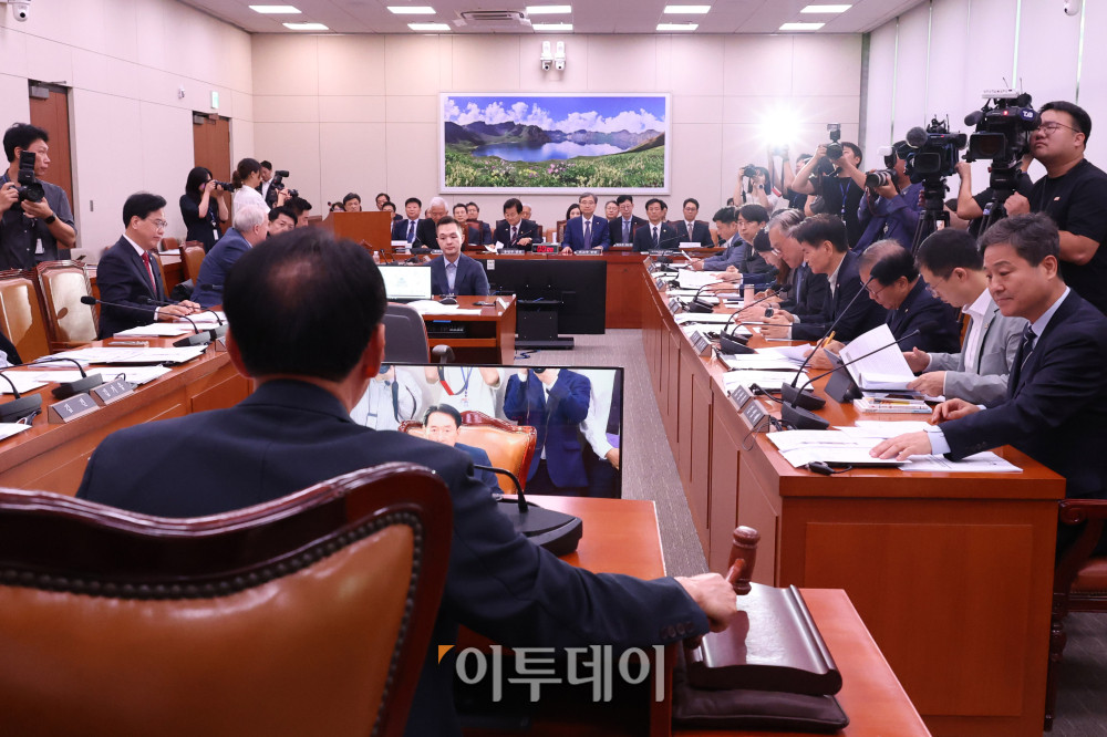 ▲20일 서울 여의도 국회에서 열린 외교통일위원회 전체회의에서 김석기 위원장이 의사봉을 두드리고 있다. 고이란 기자 photoeran@