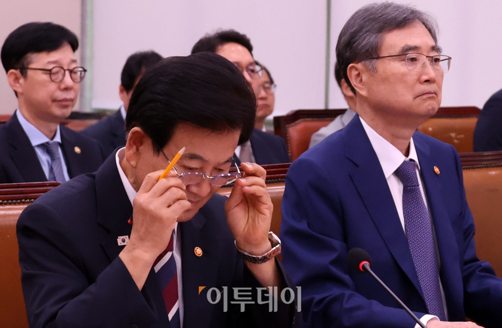 ▲정동영 통일부 장관이 20일 서울 여의도 국회에서 열린 외교통일위원회 전체회의에서 안경을 고쳐쓰고 있다. 오른쪽은 조현 외교부 장관. 고이란 기자 photoeran@