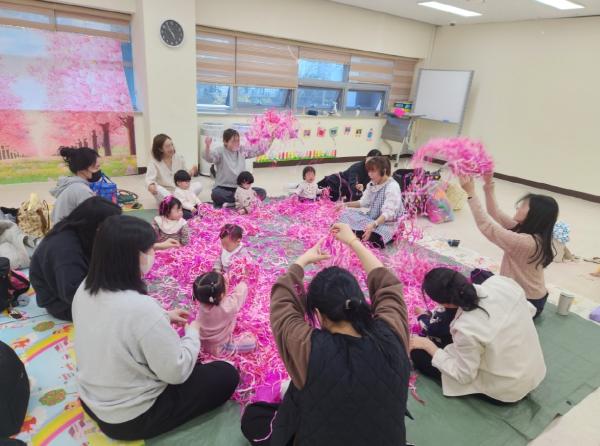 ▲전남 순천시 육아종합지원센터에서 오감 퍼포먼스 활동을 통해 양육부담을 해소하고 있다. (사진제공=순천시)