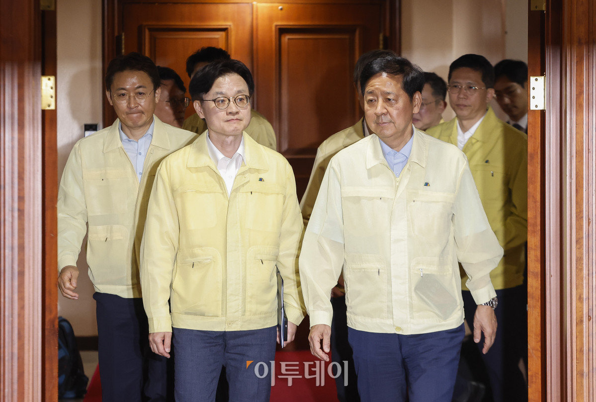 ▲구윤철(앞줄 오른쪽) 경제부총리 겸 기획재정부 장관과 김정관 산업통상자원부 장관이 20일 서울 종로구 정부서울청사에서 열린 산업경쟁력강화 관계장관회의에 참석하고 있다. 조현호 기자 hyunho@