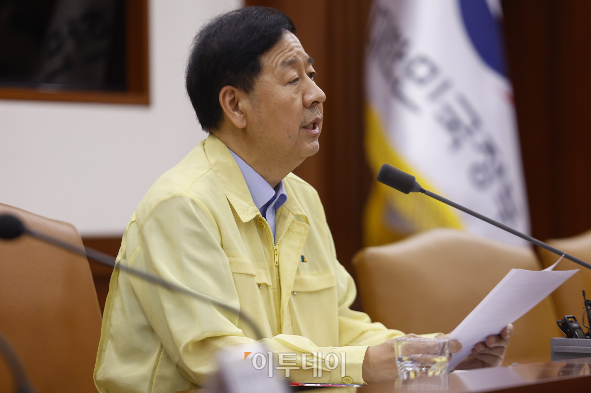 ▲구윤철 경제부총리 겸 기획재정부 장관이 20일 서울 종로구 정부서울청사에서 열린 산업경쟁력강화 관계장관회의에서 모두발언을 하고 있다. 조현호 기자 hyunho@