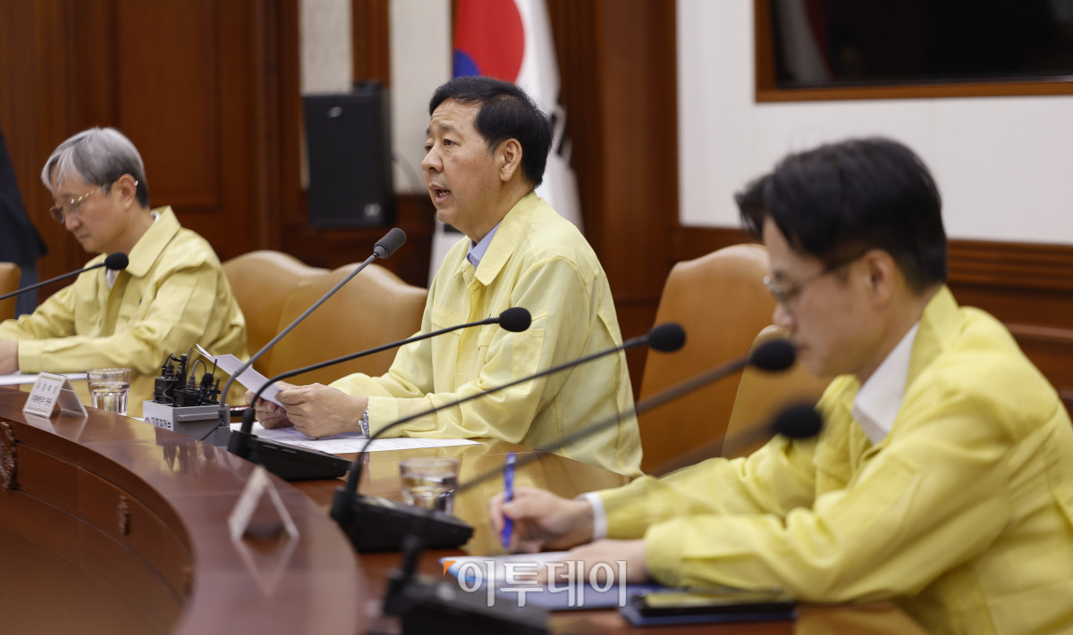 ▲구윤철 경제부총리 겸 기획재정부 장관이 20일 서울 종로구 정부서울청사에서 열린 산업경쟁력강화 관계장관회의에서 모두발언을 하고 있다. 조현호 기자 hyunho@