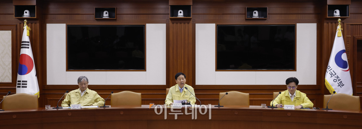 ▲구윤철 경제부총리 겸 기획재정부 장관이 20일 서울 종로구 정부서울청사에서 열린 산업경쟁력강화 관계장관회의에서 모두발언을 하고 있다. 조현호 기자 hyunho@