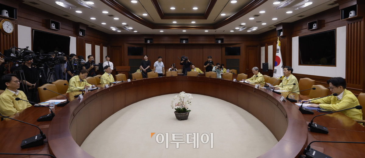 ▲구윤철 경제부총리 겸 기획재정부 장관이 20일 서울 종로구 정부서울청사에서 열린 산업경쟁력강화 관계장관회의에서 모두발언을 하고 있다. 조현호 기자 hyunho@