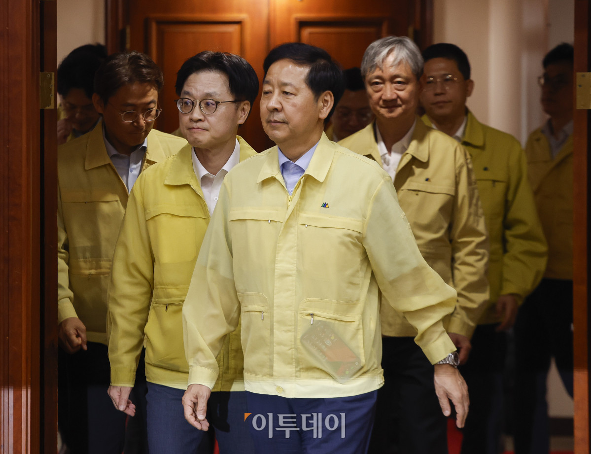 ▲구윤철(가운데) 경제부총리 겸 기획재정부 장관과 김정관(왼쪽 두 번째) 산업통상자원부 장관 등 관계부처 장관들이 20일 서울 종로구 정부서울청사에서 열린 산업경쟁력강화 관계장관회의에 참석하고 있다. 조현호 기자 hyunho@