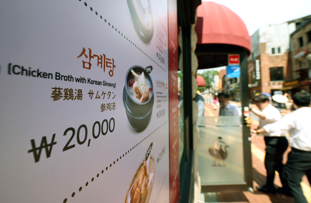 ▲지난달 계속되는 폭염 속에 여름철 인기 외식 메뉴인 냉면과 삼계탕 가격이 오름세를 이어가 소비자들의 부담이 커지고 있다. 20일 한국소비자원 가격정보종합포털 ‘참가격’에 따르면 7월 서울 지역 냉면 한 그릇 평균 가격은 약 1만2434원으로 한 달 새 154원 올랐고, 유명 냉면집에선 1만8000원 선에 판매되고 있다. 같은기간 삼계탕 가격도 269원 인상돼 1만7923원을 기록했다. 삼계탕 전문점의 경우 기본 메뉴가 2만 원을 넘는 곳이 속출하고 있고 고명이나 재료가 추가된 메뉴는 이보다 더 비싸다. 이날 서울의 한 삼계탕집 앞에 메뉴와 가격이 게시돼 있다. 신태현 기자 holjjak@