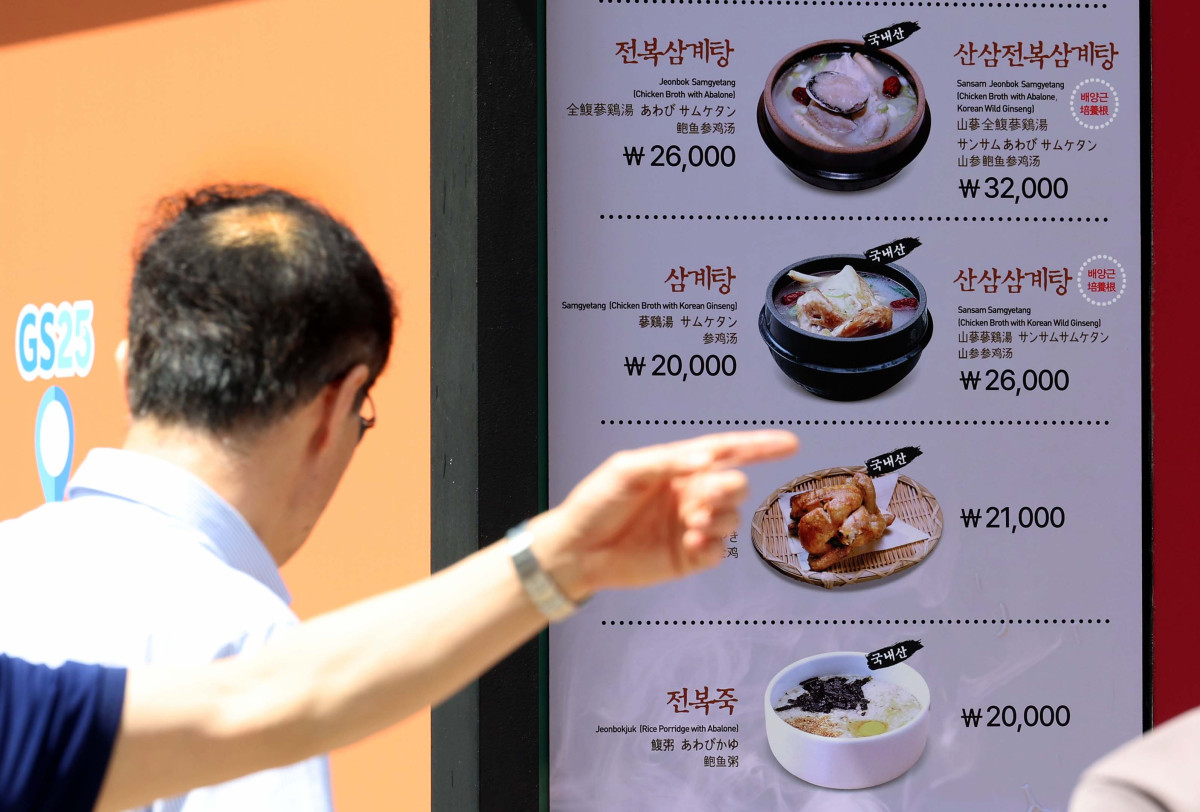 ▲지난달 계속되는 폭염 속에 여름철 인기 외식 메뉴인 냉면과 삼계탕 가격이 오름세를 이어가 소비자들의 부담이 커지고 있다. 20일 한국소비자원 가격정보종합포털 ‘참가격’에 따르면 7월 서울 지역 냉면 한 그릇 평균 가격은 약 1만2434원으로 한 달 새 154원 올랐고, 유명 냉면집에선 1만8000원 선에 판매되고 있다. 같은기간 삼계탕 가격도 269원 인상돼 1만7923원을 기록했다. 삼계탕 전문점의 경우 기본 메뉴가 2만 원을 넘는 곳이 속출하고 있고 고명이나 재료가 추가된 메뉴는 이보다 더 비싸다. 이날 서울의 한 삼계탕집 앞에 메뉴와 가격이 게시돼 있다. 신태현 기자 holjjak@