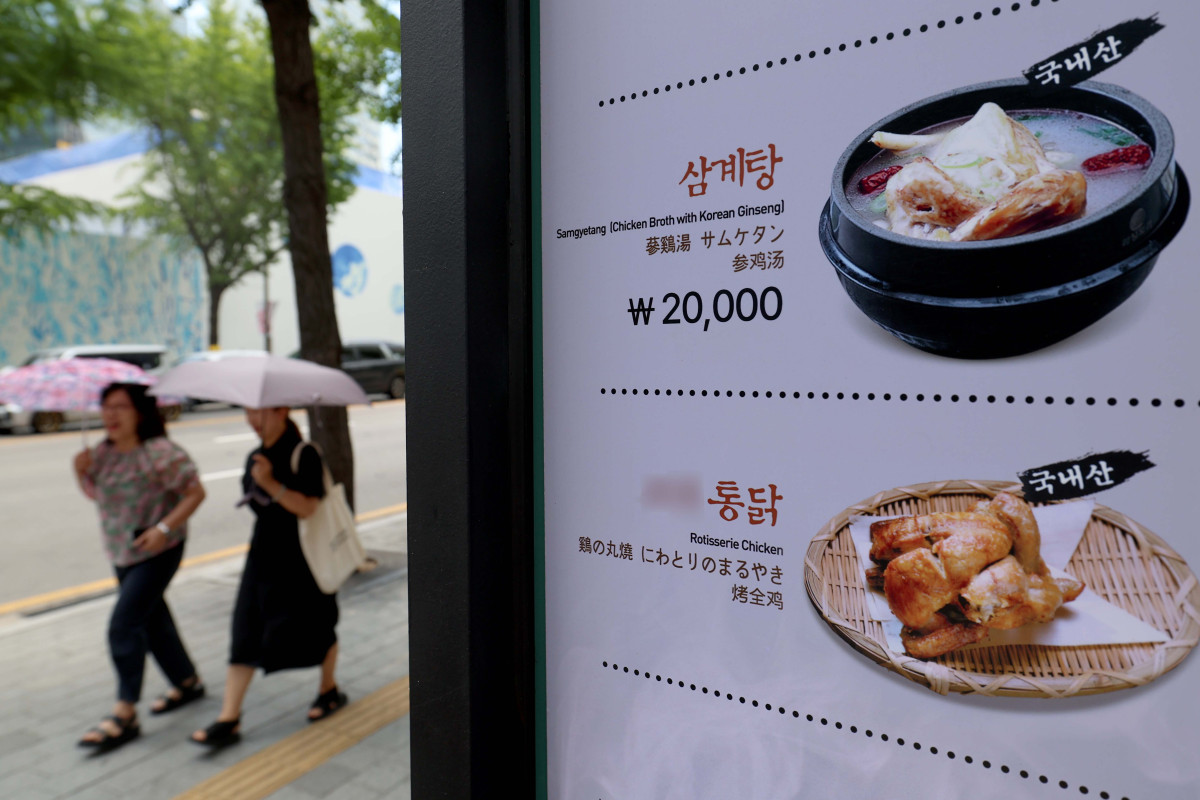 ▲한국소비자원 가격정보종합포털 ‘참가격’에 따르면 7월 서울 지역 냉면 한 그릇 평균 가격은 약 1만2434원으로 한 달 새 154원 올랐고, 유명 냉면집에선 1만8000원 선에 판매되고 있다. 같은기간 삼계탕 가격도 269원 인상돼 1만7923원을 기록했다. 삼계탕 전문점의 경우 기본 메뉴가 2만 원을 넘는 곳이 속출하고 있고 고명이나 재료가 추가된 메뉴는 이보다 더 비싸다. 8월 20일 서울의 한 삼계탕집 앞에 메뉴와 가격이 게시돼 있다.  (신태현 기자 holjjak@)