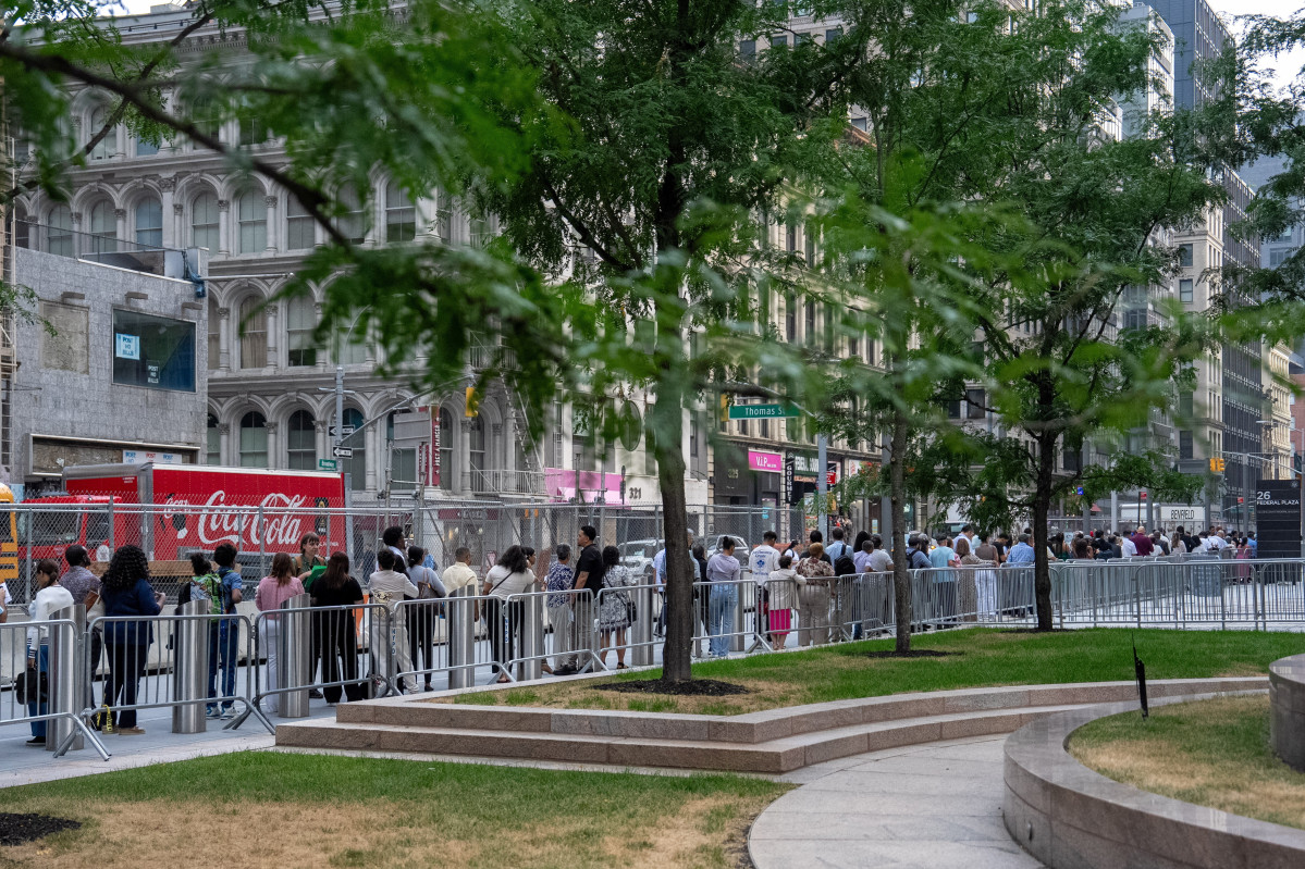 ▲6일(현지시간) 미국 뉴욕시 맨해튼에 있는 이민법원에 들어가기 위해 사람들이 길게 줄을 서 있다. (뉴욕/로이터연합뉴스)