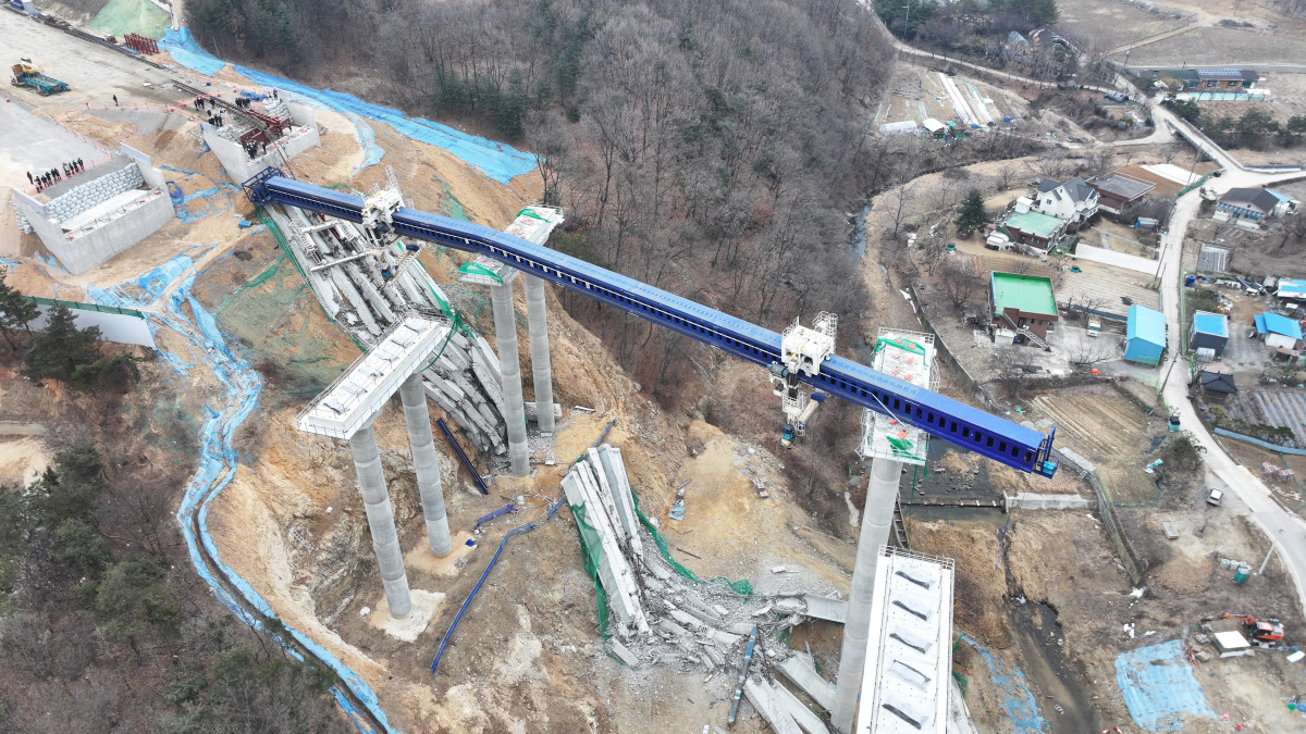 ▲10명의 사상자가 발생한 경기도 안성시 서운면 산평리 세종안성 고속도로 붕괴 현장. (사진제공=뉴시스(공동취재))