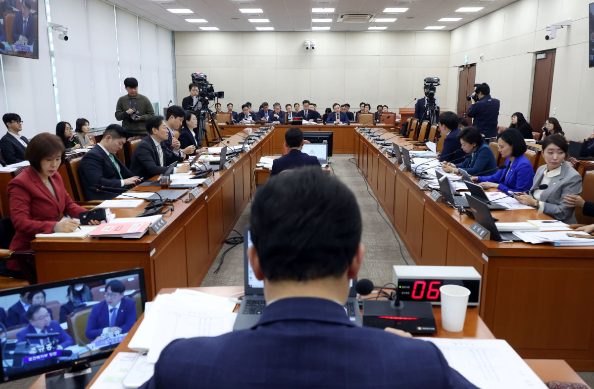 ▲4월 30일 서울 여의도 국회에서 열린 연금개혁 특별위원회 제2차 전체회의에서 윤영석 위원장이 회의를 주재하고 있다.  (뉴시스)