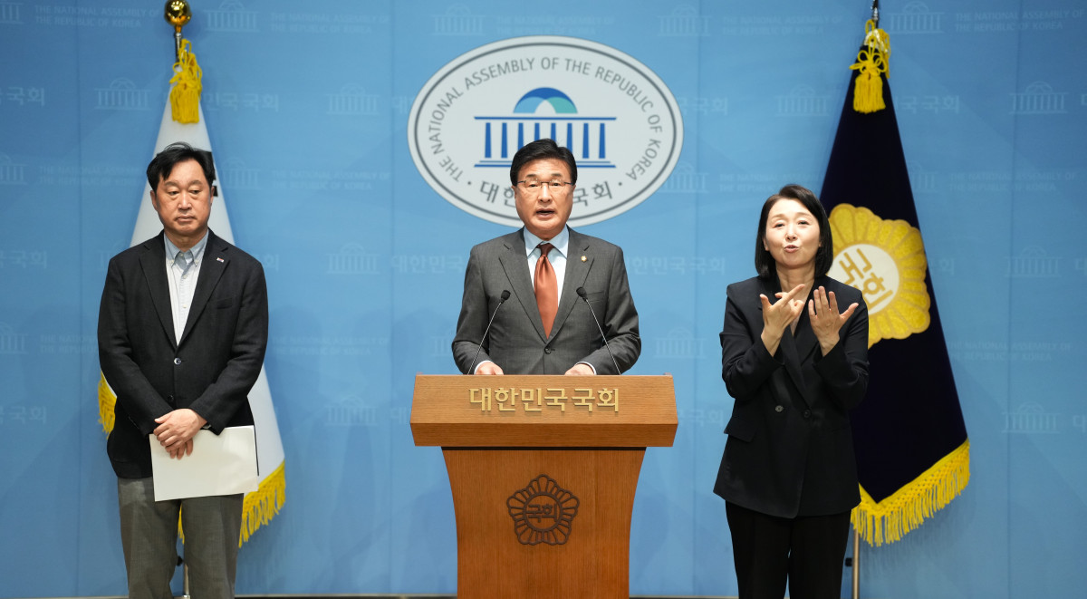 ▲국회 소통관에서 인공지능 인재 육성 및 활용에 관한 특별법 공동대표 발의하고있다. (사진제공=김대식)