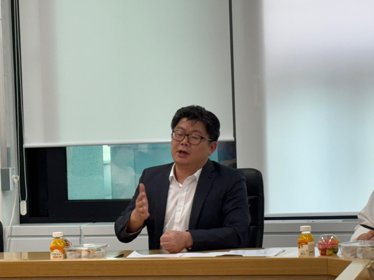 ▲하승철 개인정보위 범정부 마이데이터 추진단장이  20일 정부서울청사에서 열린 ‘본인전송요구권 확대를 위한 개인정보보호법 시행령 개정안 설명회’에서 출입기자단의 질문에 답하고 있다. (김나리 기자)