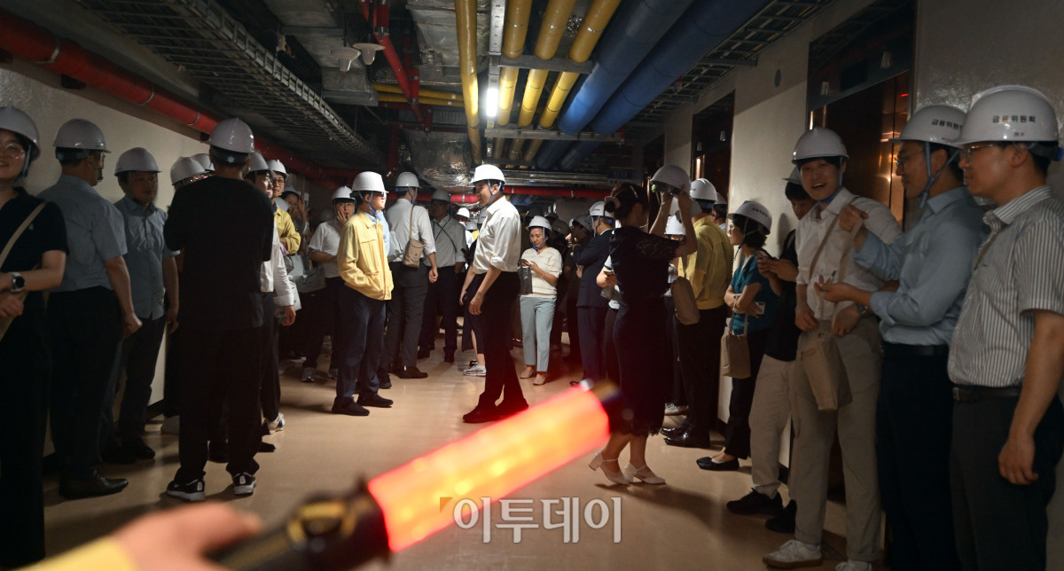 ▲20일 서울 종로구 정부서울청사에서 열린 2025년 8월 을지연습 연계 정부서울청사 공습대비 민방위 훈련에서 공무원들이 지하2층 대피장소로 이동해 대기하고 있다. 조현호 기자 hyunho@