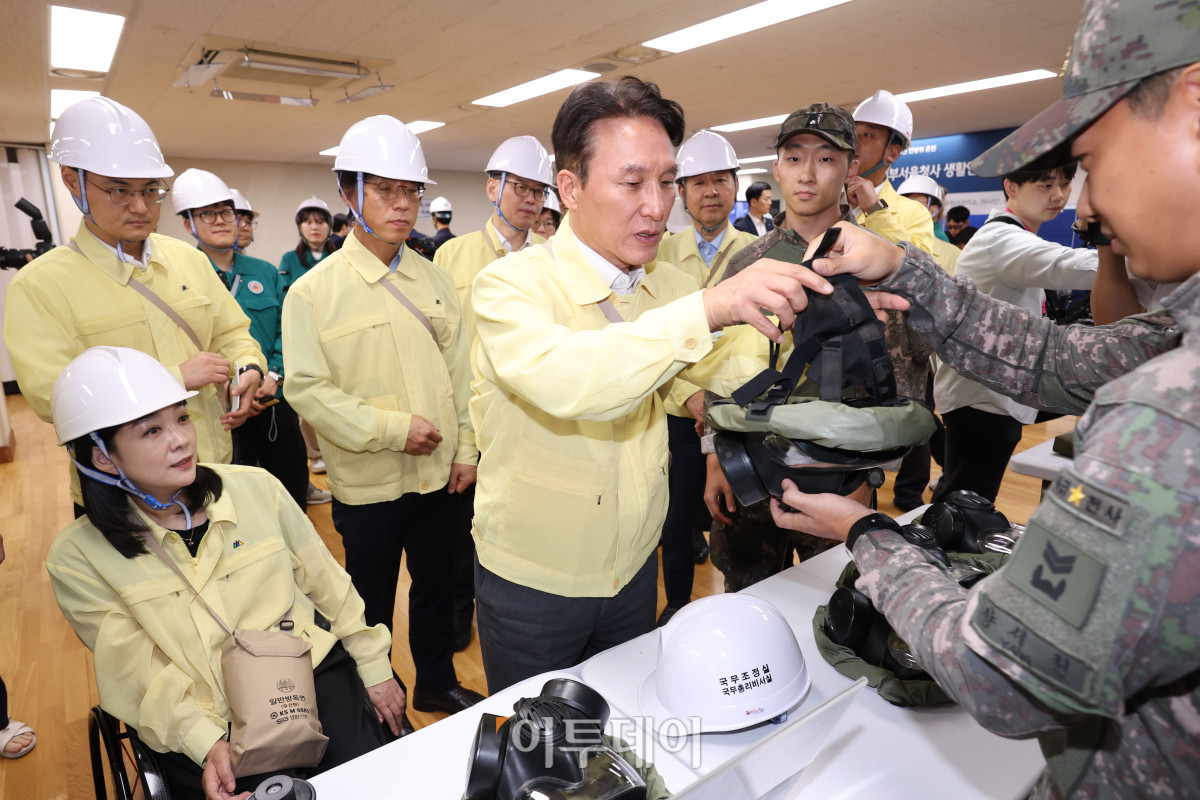 ▲김민석 국무총리가 20일 서울 종로구 정부서울청사에서 열린 2025년 8월 을지연습 연계 정부서울청사 공습대비 민방위 훈련에서 비상상황시 방독면 착용법을 배우고 있다. 조현호 기자 hyunho@