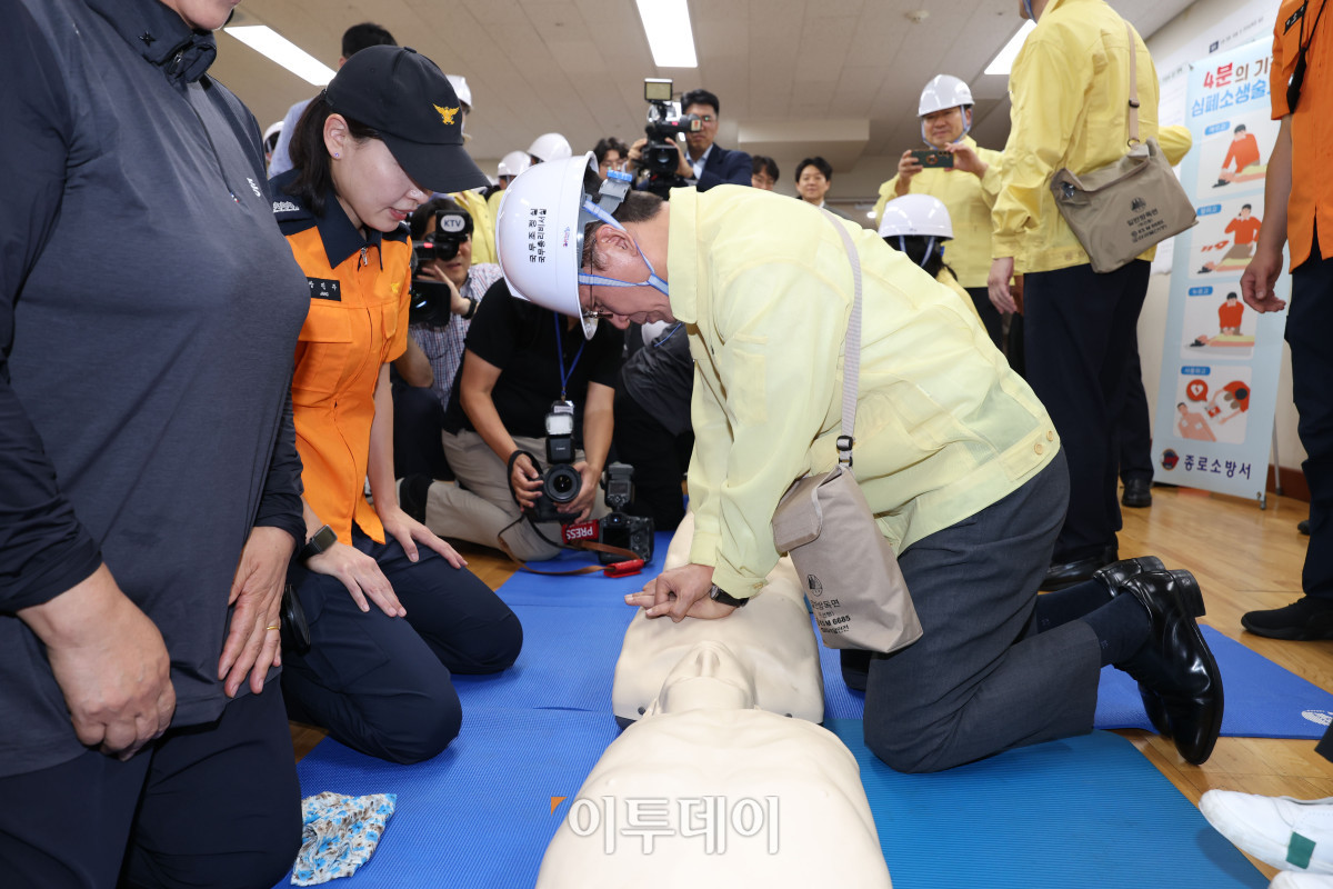 ▲김민석 국무총리가 20일 서울 종로구 정부서울청사에서 열린 2025년 8월 을지연습 연계 정부서울청사 공습대비 민방위 훈련에서 심폐소생술(CPR) 실습을 하고 있다. 조현호 기자 hyunho@