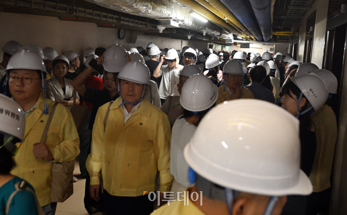 ▲20일 서울 종로구 정부서울청사에서 열린 2025년 8월 을지연습 연계 정부서울청사 공습대비 민방위 훈련에서 공무원들이 지하2층 대피장소로 이동해 대기하고 있다. 조현호 기자 hyunho@