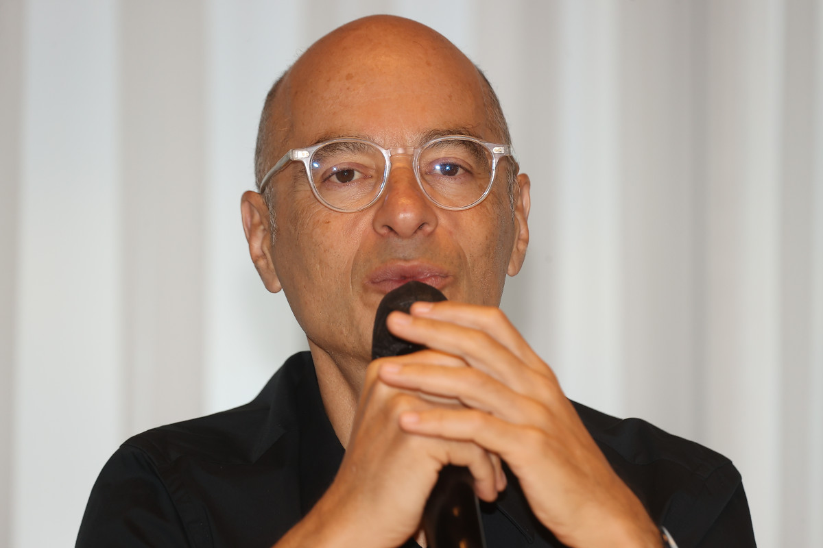 ▲베르나르 베르베르 작가가 20일 서울 중구 앰배서더 서울 풀만 호텔에서 열린 신작 '키메라의 땅' 출간 기념 방한 기자간담회에서 신작 소설을 소개하고 있다. (연합뉴스)