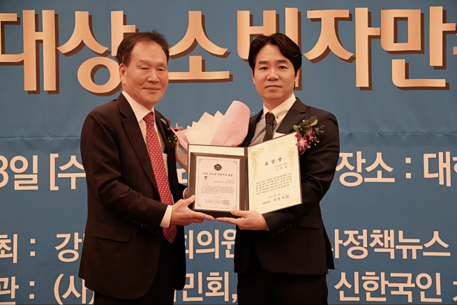 ▲제론셀베인 김덕규 대표가 20일 ‘2025 우수국회의원·지자체 대상 및 글로벌 신한국인 대상 시상식’에서 ‘2025 글로벌 신한국인 대상’ 의료부문을 수상했다. <왼쪽부터 김상덕 국제한인경제협력회 이사장, 김덕규 제론셀베인 대표> (사진제공 = 제론셀베인)