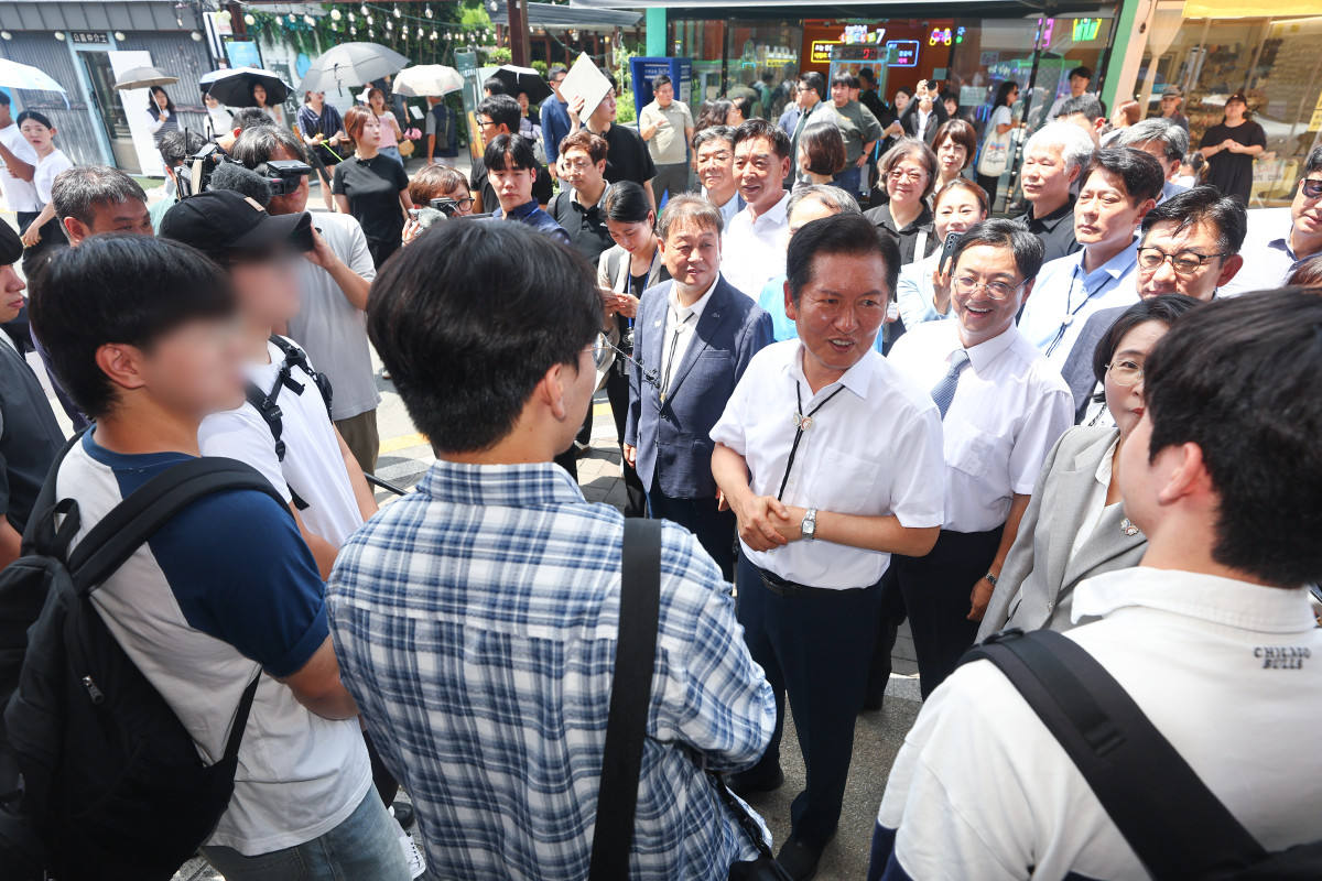 ▲정청래 더불어민주당 대표가 20일 경북 경주시 황리단길을 찾아 여행객들과 대화를 나누고 있다. (연합뉴스)