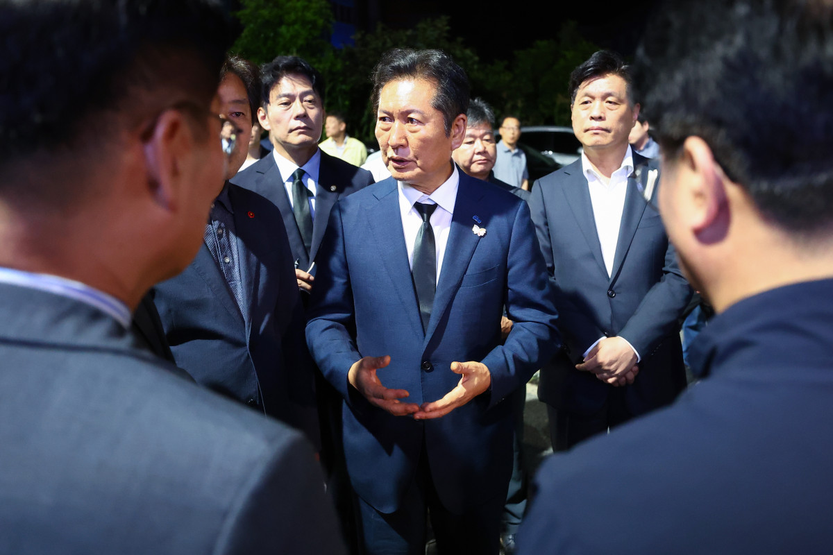 ▲정청래 더불어민주당 대표가 19일 경북 청도군 청도대남병원에 장례식장에 마련된 무궁화호 열차사고 사망자 빈소를 찾아 조문한 뒤 김영훈 고용노동부 장관과 당 지도부 등에게 발언하고 있다. (연합뉴스)