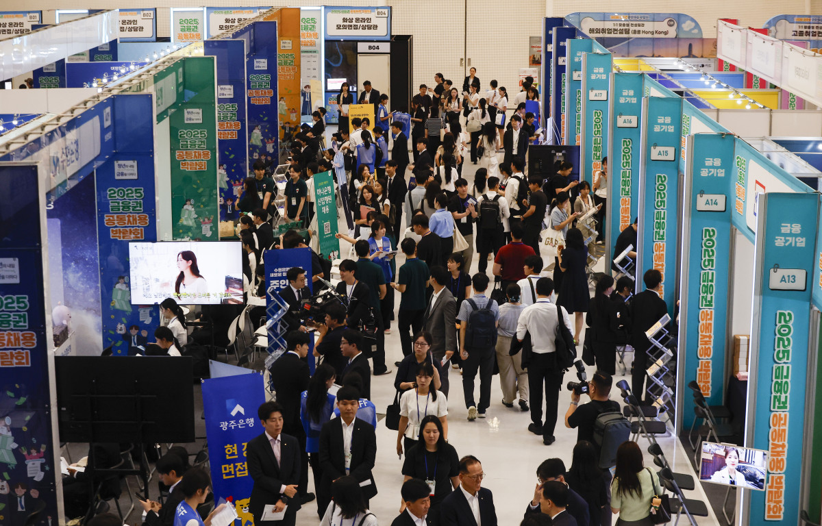 ▲20일 서울 중구 동대문디자인플라자(DDP)에서 열린 2025 금융권 공동채용 박람회에서 구직자들이 기업 부스를 살펴보고 있다. 이날부터 21일까지 열리는 금융권 공동채용 박람회는 은행·증권·보험·금융공기업 등 금융기관 76개사와 핀테크·IT 기업 4개사 등 역대 최다인 80개사가 참여한다. 조현호 기자 hyunho@