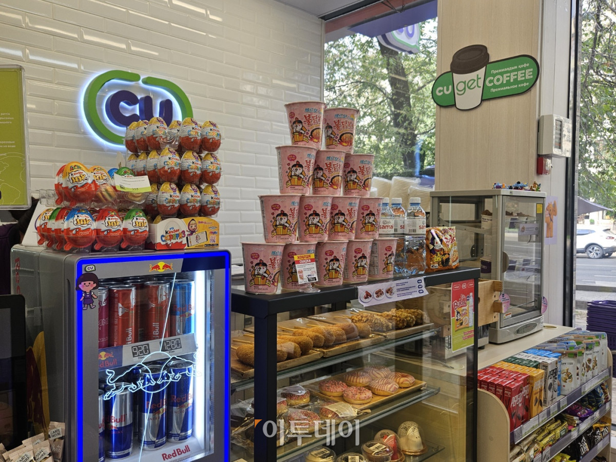 ▲카자흐스탄 알마티에 있는 CU 점포에 삼양식품의 까르보불닭볶음면 제품이 전면 배치돼 있다. (사진=문현호 기자 m2h@)