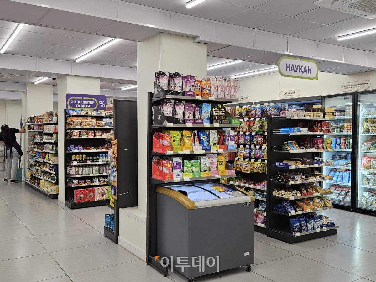 ▲카자흐스탄 알마티에 있는 한 CU 점포 내부 모습 (사진=문현호 기자 m2h@)