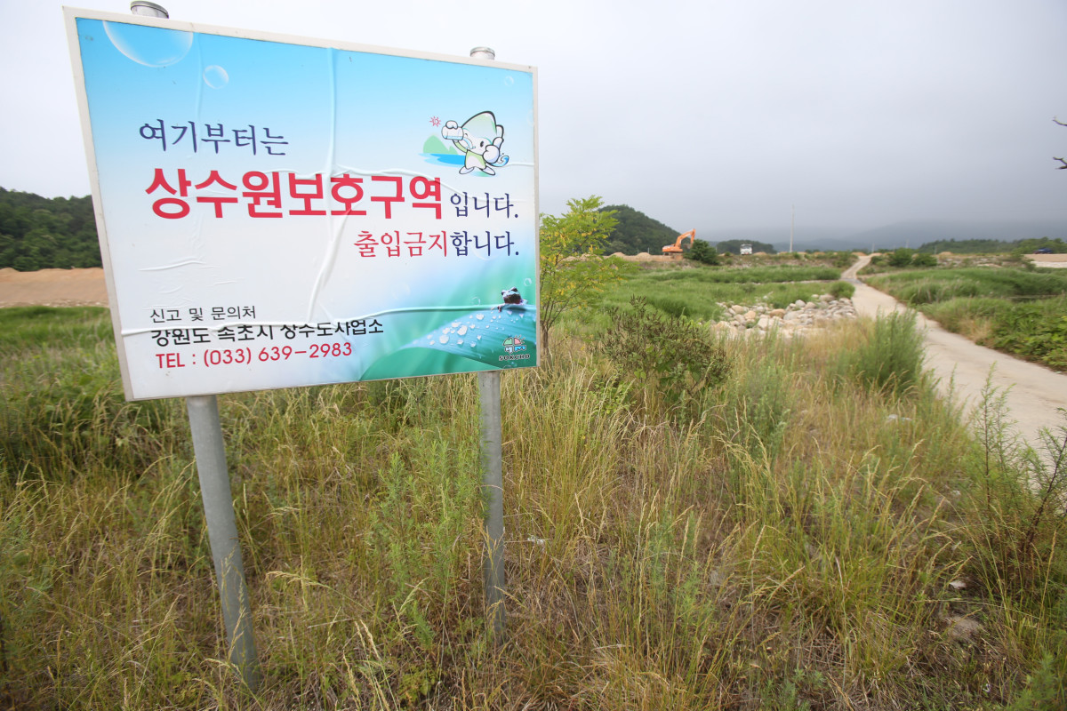 ▲2016년 6월 14일 강원 속초시의 상수원인 쌍천이 가뭄으로 바닥을 드러냈다. (뉴시스)