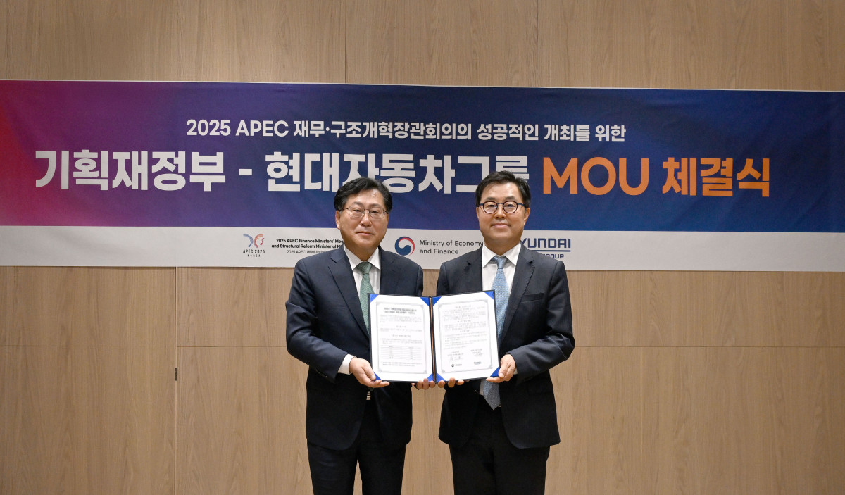 ▲20일 현대차 강남대로사옥에서 신승규 현대차그룹 전무(사진 오른쪽), 최지영 기획재정부 국제경제관리관(사진 왼쪽)이 기념 촬영을 하고 있다. (사진=현대차)