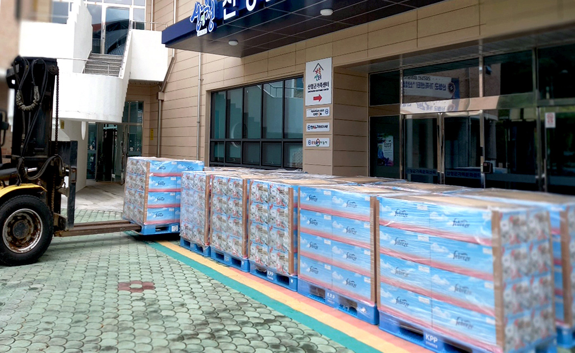 ▲한국P&G가 경상남도 산청군에 수해 피해 가정 지원을 위한 페브리즈를 전달했다. (사진제공=한국P&G)