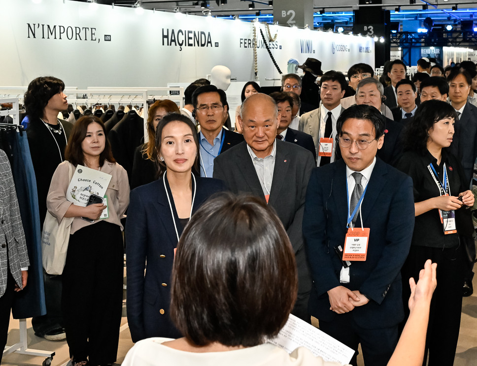 ▲서울 강남구 삼성동 코엑스에서 열린 '2025 트렌드페어'에서 성래은 한국패션협회 회장(앞줄 왼쪽 첫번째)이 현장을 둘러보고 있다. (사진제공=한국패션협회)