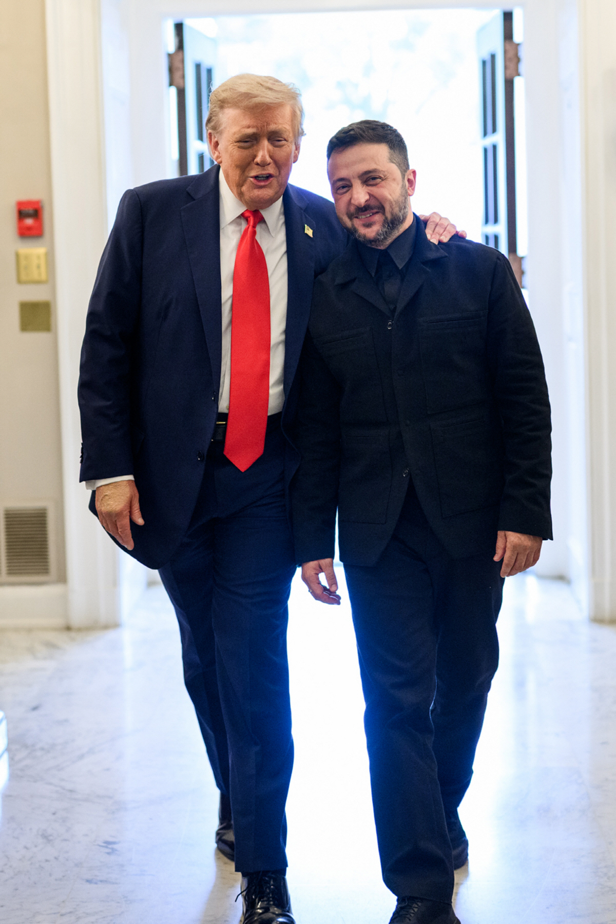 ▲도널드 트럼프(왼쪽) 미국 대통령과 볼로디미르 젤렌스키 우크라이나 대통령이 18일(현지시간) 백악관 웨스트 윙 로비를 걷고 있다. 워싱턴D.C./UPI연합뉴스