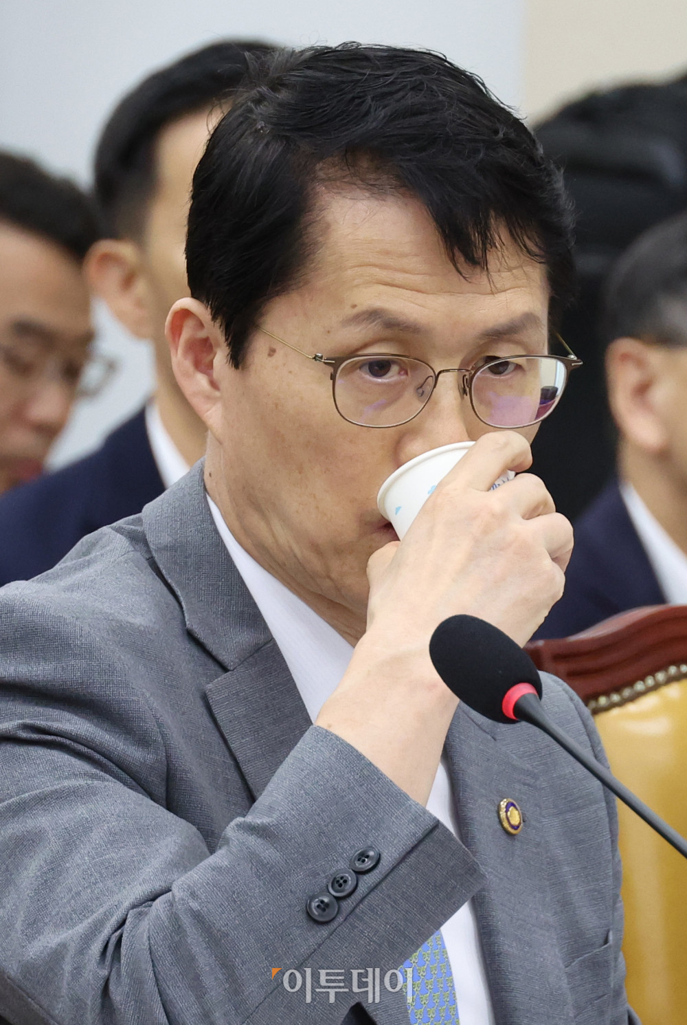 ▲최원호 원자력안전위원장이 20일 서울 여의도 국회에서 열린 과학기술정보방송통신위원회 전체회의에서 물을 마시고 있다. 고이란 기자 photoeran@