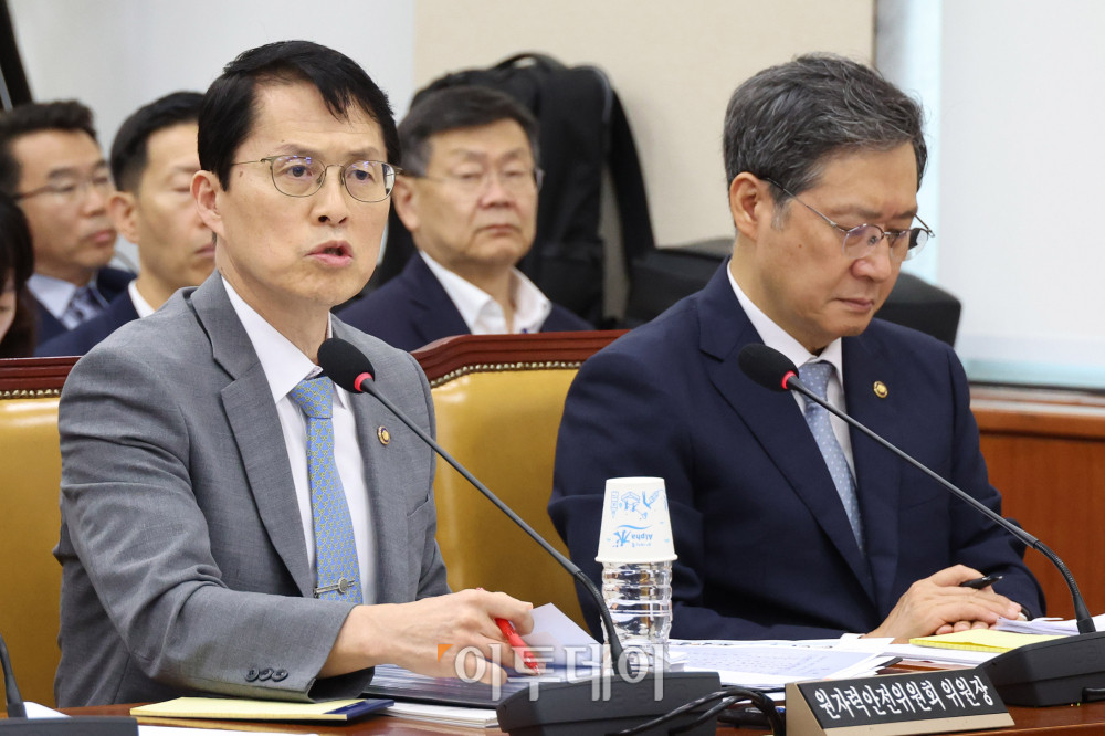 ▲최원호 원자력안전위원장이 20일 서울 여의도 국회에서 열린 과학기술정보방송통신위원회 전체회의에서 의원 질의에 답하고 있다. 고이란 기자 photoeran@