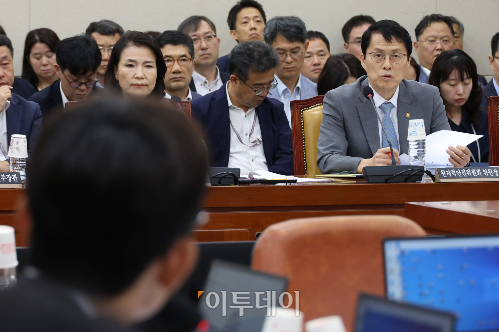 ▲최원호 원자력안전위원장이 20일 서울 여의도 국회에서 열린 과학기술정보방송통신위원회 전체회의에서 의원 질의에 답하고 있다. 고이란 기자 photoeran@