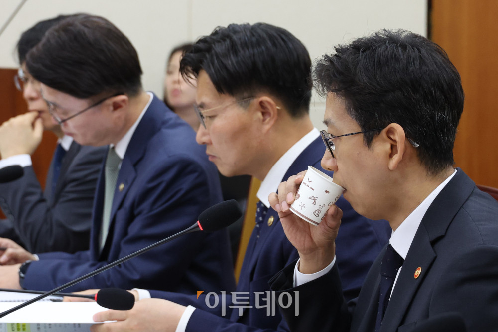 ▲배경훈 과학기술정보통신부 장관이 20일 서울 여의도 국회에서 열린 과학기술정보방송통신위원회 전체회의에서 물을 마시고 있다. 고이란 기자 photoeran@