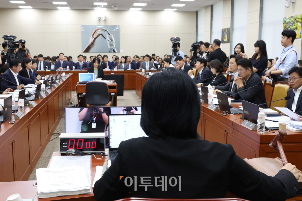 ▲20일 서울 여의도 국회에서 열린 과학기술정보방송통신위원회 전체회의에서 최민희 위원장이 의사봉을 두드리고 있다. 고이란 기자 photoeran@