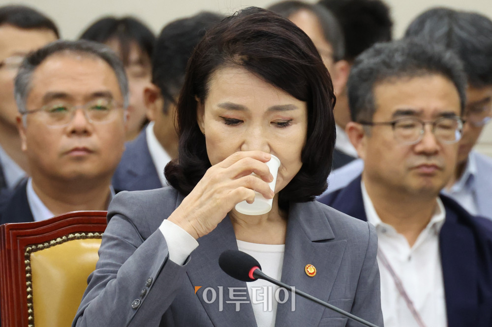 ▲이진숙 방송통신위원장이 20일 서울 여의도 국회에서 열린 과학기술정보방송통신위원회 전체회의에서 물을 마시고 있다. 고이란 기자 photoeran@