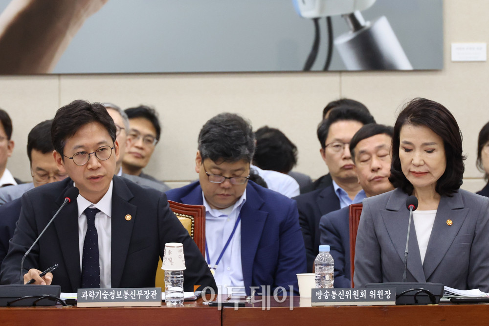 ▲배경훈 과학기술정보통신부 장관이 20일 서울 여의도 국회에서 열린 과학기술정보방송통신위원회 전체회의에서 의원 질의에 답하고 있다. 오른쪽은 이진숙 방송통신위원장. 고이란 기자 photoeran@