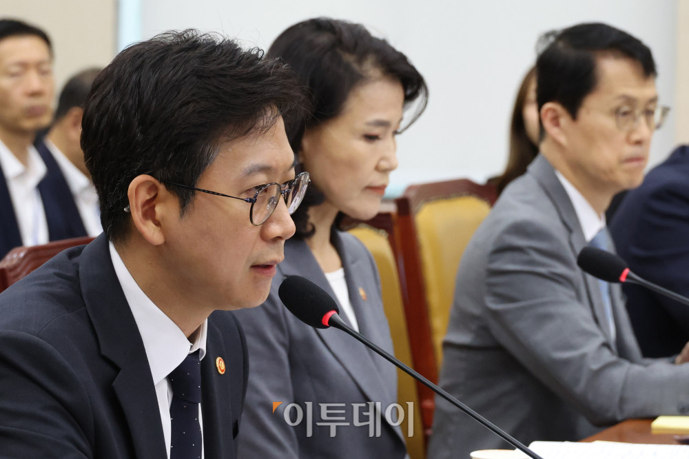 ▲배경훈 과학기술정보통신부 장관이 20일 서울 여의도 국회에서 열린 과학기술정보방송통신위원회 전체회의에서 의원 질의에 답하고 있다. 고이란 기자 photoeran@