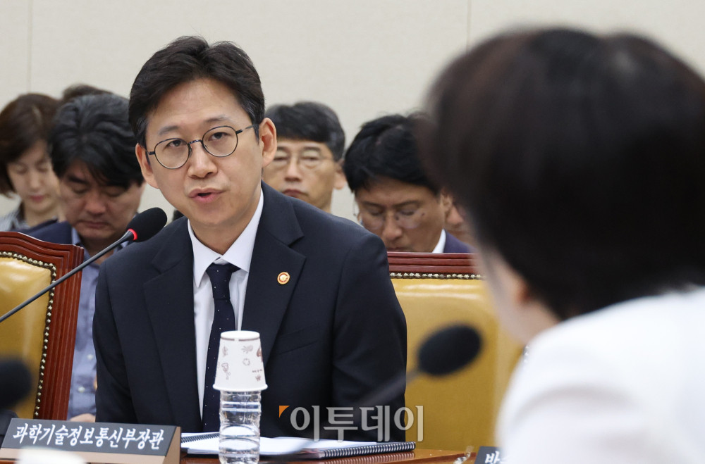 ▲배경훈 과학기술정보통신부 장관이 20일 서울 여의도 국회에서 열린 과학기술정보방송통신위원회 전체회의에서 의원 질의에 답하고 있다. 고이란 기자 photoeran@