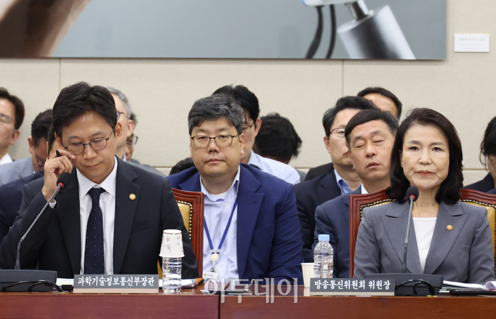 ▲배경훈(왼쪽) 과학기술정보통신부 장관과 이진숙 방송통신위원장이 20일 서울 여의도 국회에서 열린 과학기술정보방송통신위원회 전체회의에 참석하고 있다. 고이란 기자 photoeran@