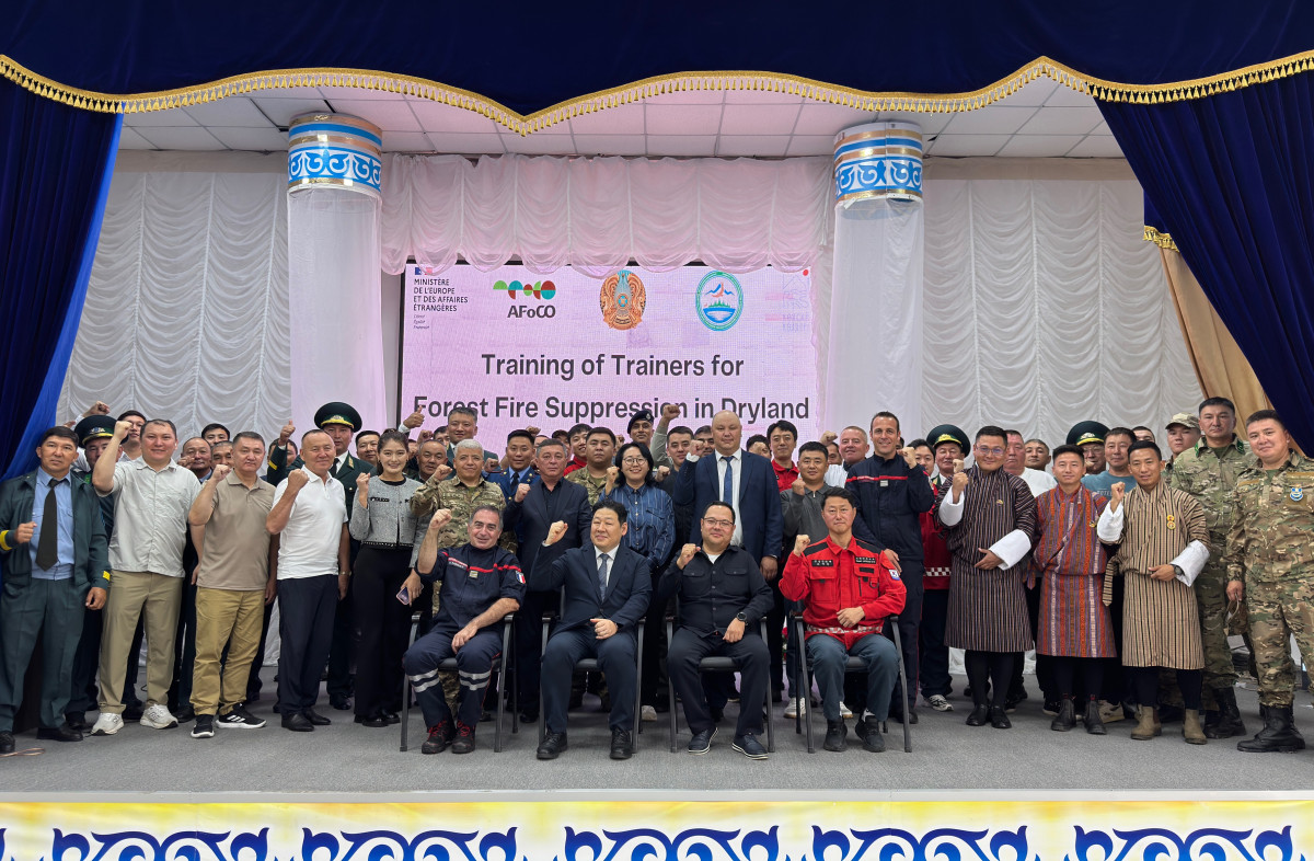 ▲산림청이 16일부터 31일까지 카자흐스탄에서 산불진화 교관 양성을 위한 모의 훈련을 실시하는 가운데 산림청 및 훈련 관계자들이 기념 촬영을 하고 있다. (사진제공=산림청)