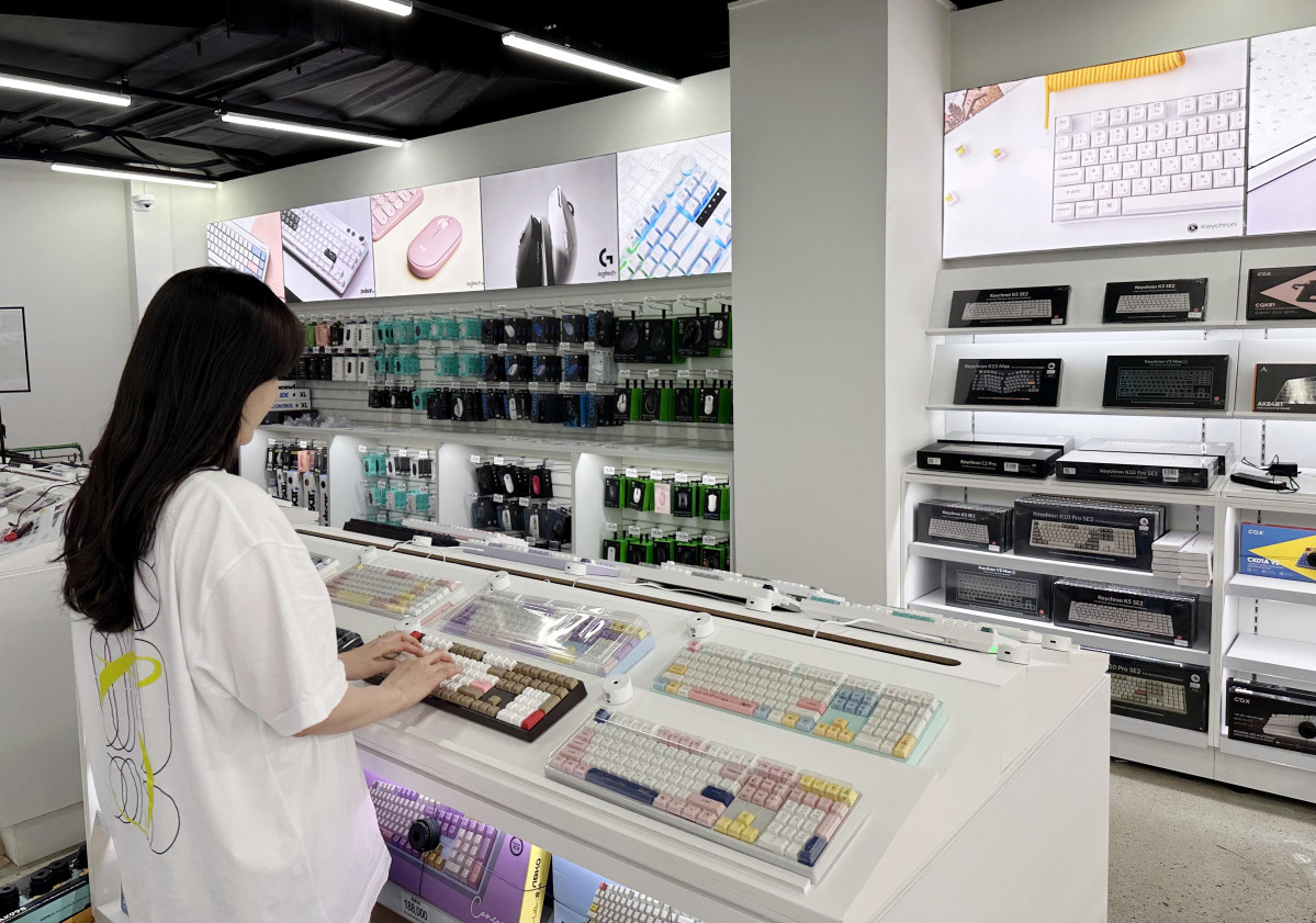 ▲노브랜드 동대문 장안점 내 타건샵에서 고객이 키보드를 직접 두드려보고 있다. (사진제공=이마트)