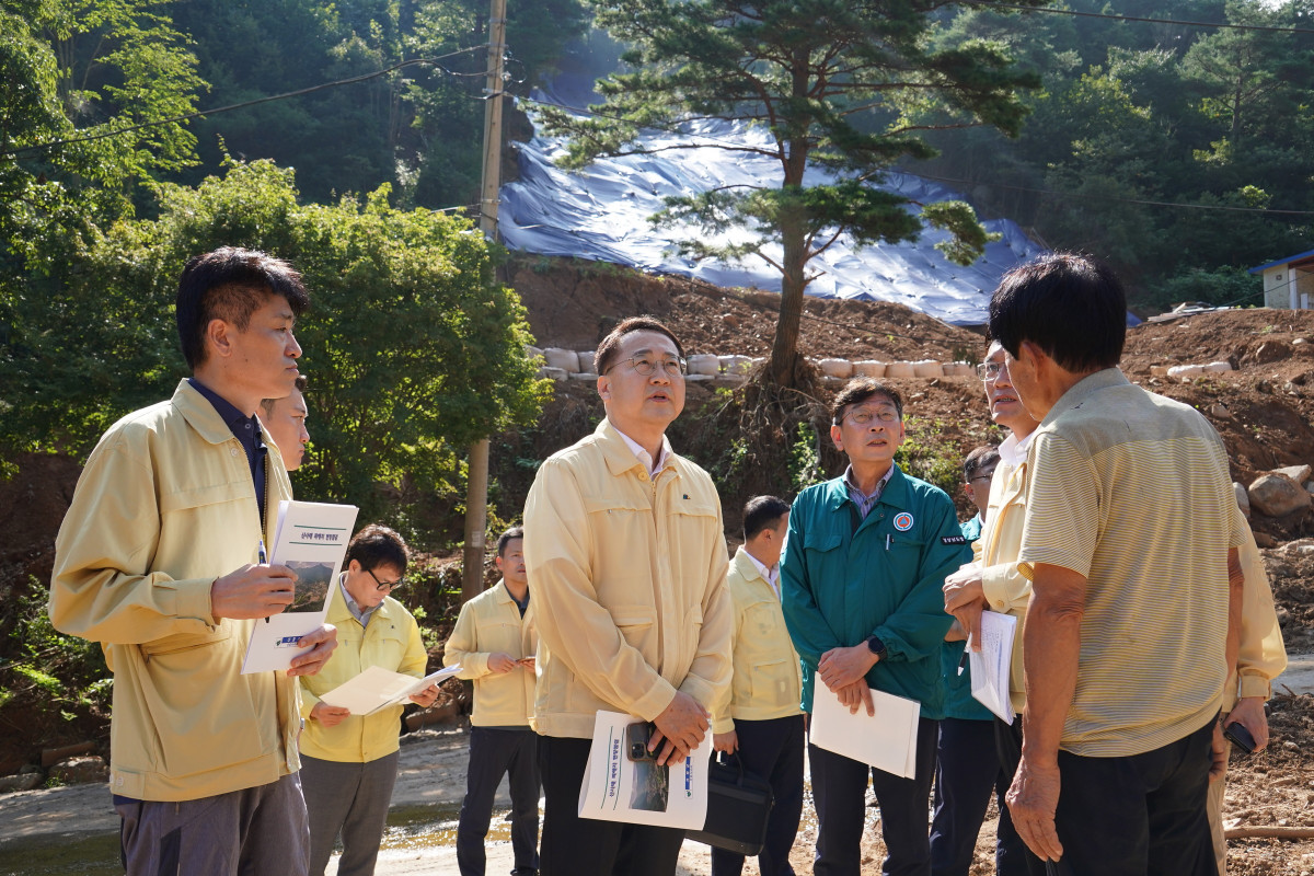 ▲김인호 산림청장이 20일 지난달 집중호우로 산사태 피해가 발생한 경상남도 산청군을 찾아 현장점검을 실시하고 있다. (사진제공=산림청)