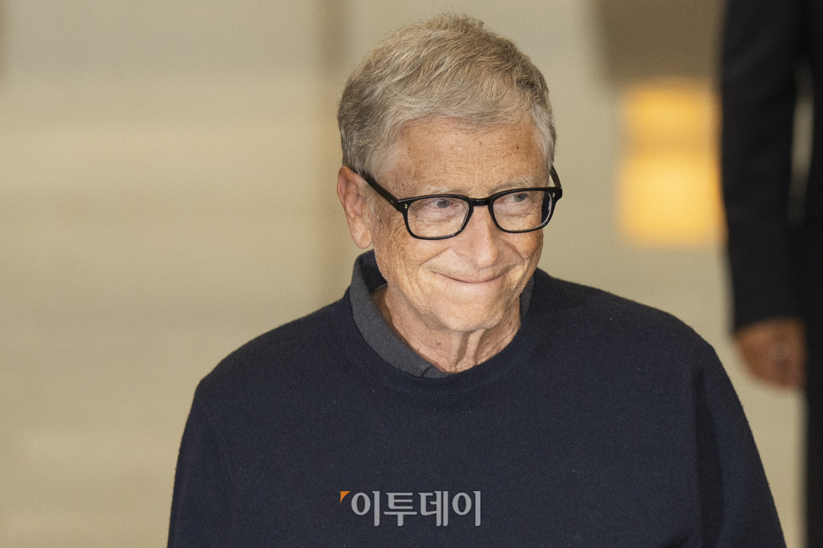 ▲빌 게이츠 마이크로소프트 창업자이자 게이츠 재단 이사장이 20일 서울 강서구 서울김포비즈니스항공센터(SGBAC)를 통해 입국하고 있다. 2022년 이후 약 3년 만에 한국을 방문한 빌 게이츠는 김민석 총리와의 만남과 예능 프로그램 '유퀴즈' 출연, 국회 간담회, 제약·바이오 업계와 협력 방안 모색 등 일정을 소화할 예정이다. 조현호 기자 hyunho@