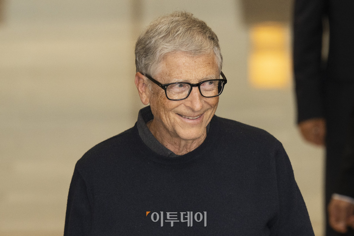 ▲빌 게이츠 마이크로소프트 창업자이자 게이츠 재단 이사장이 20일 서울 강서구 서울김포비즈니스항공센터(SGBAC)를 통해 입국하고 있다. 2022년 이후 약 3년 만에 한국을 방문한 빌 게이츠는 김민석 총리와의 만남과 예능 프로그램 '유퀴즈' 출연, 국회 간담회, 제약·바이오 업계와 협력 방안 모색 등 일정을 소화할 예정이다. 조현호 기자 hyunho@